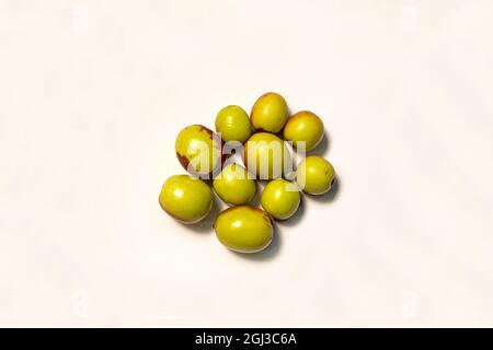 Jujujube (Ziziphus) fruits sur fond blanc. Banque D'Images