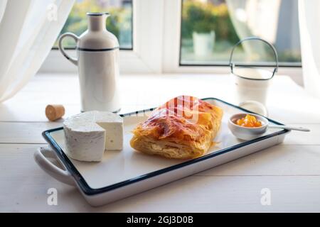 Tarte au fromage avec lait. Banitsa de beurre bulgare pour le petit déjeuner Banque D'Images