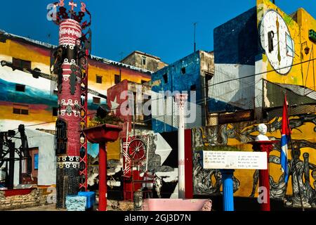 Les symboles religieux afro-cubains peints sur le mur et les totems artistiques placés à Callejón de Hamel à la Havane, Cuba, le 12 août 2009. Banque D'Images