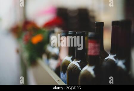 Vider les bouteilles de vin dans un restaurant de rue. Banque D'Images