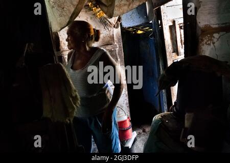 Une femme cubaine, la disciple de la religion Palo, passe par sa maison à Santiago de Cuba, Cuba, le 3 août 2009. Banque D'Images