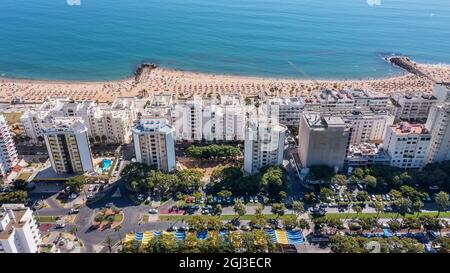 Belles villes aériennes de la ville portugaise touristique de Quarteira. Sur la mer pendant la saison de la plage avec les touristes qui sont bains de soleil. Banque D'Images