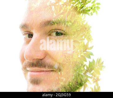 Portrait de l'homme combiné à une image d'un arbre dans une technique de double exposition Banque D'Images