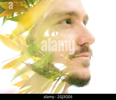 Un portrait du jeune homme combiné à une photographie de feuilles exotiques Banque D'Images