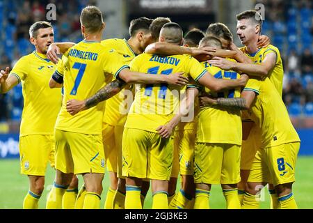 Pilsen, République tchèque. 8 septembre 2021. Les joueurs d'Ukraine célèbrent le premier but lors du match de football entre la République tchèque et l'Ukraine, au Doosan Arena de Pilsen, République tchèque, le mercredi 8 septembre 2021. Crédit: Miroslav Chaloupka/CTK photo/Alamy Live News Banque D'Images