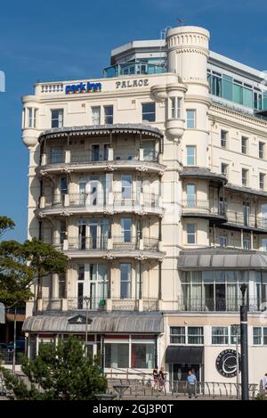 Park Inn, Radisson Palace Hotel à Southend on Sea, Essex, Royaume-Uni, par beau temps. Hébergement en haut d'une falaise historique. Ciel bleu. Vue de fin Banque D'Images