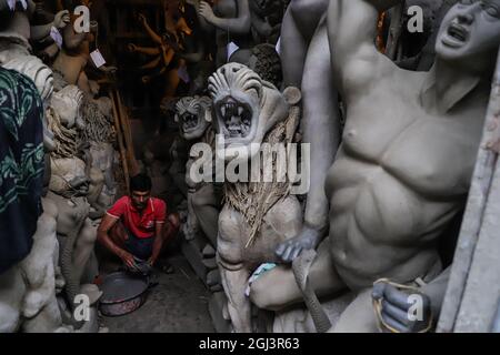 Kolkata, Inde. 08 septembre 2021. Un artiste se trouve dans son atelier entre les idoles d'argile de la Déesse Durga avant le festival Ganesh Chaturthi.le festival Ganesh Chaturthi est le festival annuel de culte des Hindous. Les dévotés pratiquent le culte à Lord Ganesha dans ce festival. Crédit : SOPA Images Limited/Alamy Live News Banque D'Images