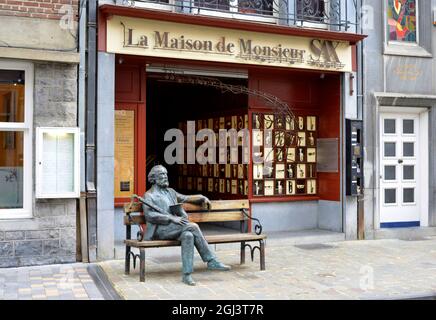 Dinant, Belgique 08-17-2014 sculpture d'Adolphe Sax sur un banc en face du Musée Banque D'Images