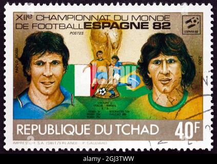 TCHAD - VERS 1982: Un timbre imprimé au Tchad montre Paolo Rossi et Zico, joueurs de football, vers 1982 Banque D'Images