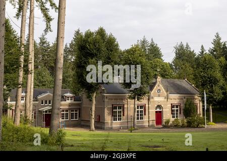 SOEST, PAYS-BAS - 21 août 2021 : immeuble de bureaux de la société hollandaise d'approvisionnement en eau douce Vitens dans une forêt verte entourant un jour ensoleillé avec arbre tru Banque D'Images