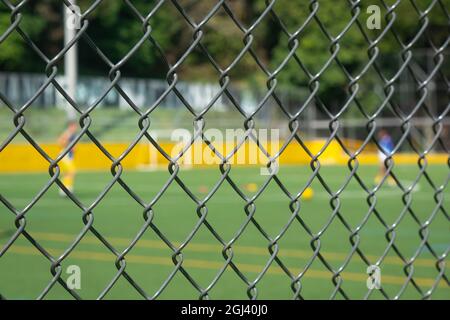 Mains courantes devant un terrain de football à Medellin, Colombie Banque D'Images