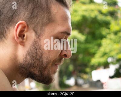 Portrait de l'homme blanc déçu et en colère lors d'une journée ensoleillée à Medellin, Colombie Banque D'Images