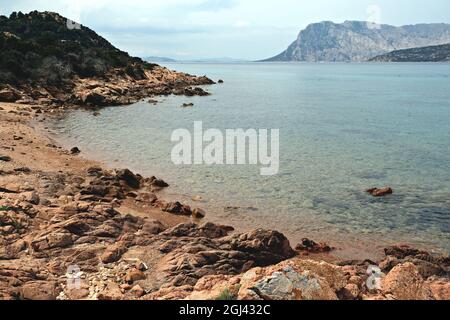 Vue sur la baie de Capo Coda Cavallo dans le nord-ouest de la Sardaigne Banque D'Images