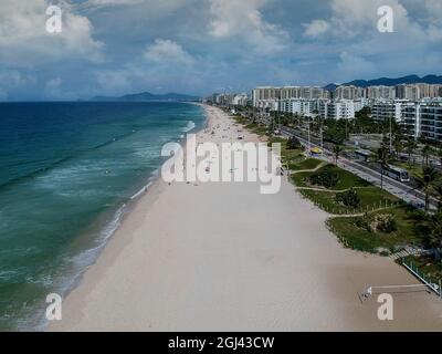 Photo de drone de la plage de Barra da Tijuca à Rio de Janeiro, Brésil sur fond ciel nuageux Banque D'Images