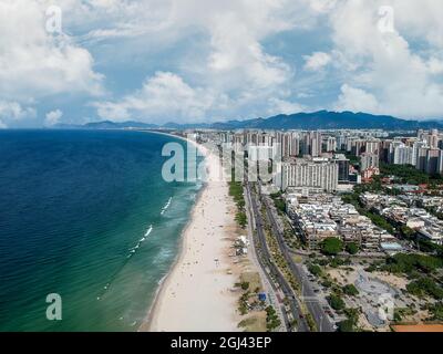 Photo de drone de la plage de Barra da Tijuca à Rio de Janeiro, Brésil sur fond ciel nuageux Banque D'Images