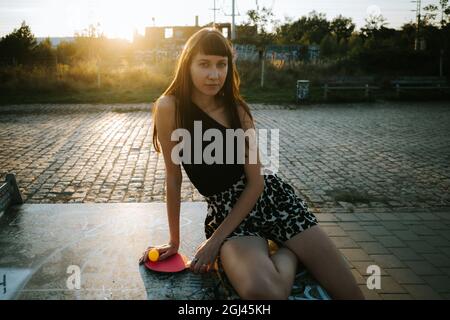 femme caucasienne élégante penchée sur une table de ping-pong Banque D'Images