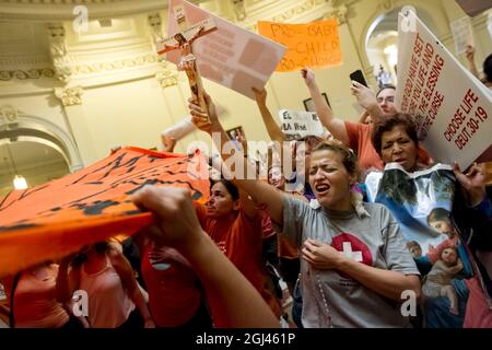 Austin, Texas, États-Unis. 12 juillet 2013. Des foules des deux côtés de l'avortement arrivent au Capitole du Texas le 3 juillet 2013 pour témoigner ou participer à des rassemblements alors que la Commission de la Chambre des affaires de l'État porte sur le projet de loi sur l'avortement connu sous le nom de HB2 (Credit image: © Bob Daemmrich/ZUMA Press Wire) Banque D'Images