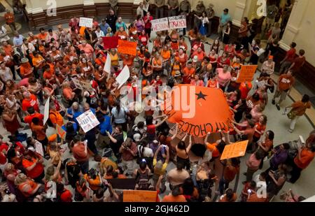 Austin, Texas, États-Unis. 12 juillet 2013. Des foules des deux côtés de l'avortement arrivent au Capitole du Texas le 3 juillet 2013 pour témoigner ou participer à des rassemblements alors que la Commission de la Chambre des affaires de l'État porte sur le projet de loi sur l'avortement connu sous le nom de HB2 (Credit image: © Bob Daemmrich/ZUMA Press Wire) Banque D'Images