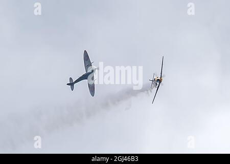 Ultimate Warbird Flights, The Buchon, Supermarine Spitfire, combat fictif, exposition, Bournemouth Air Show 2021, Royaume-Uni Banque D'Images