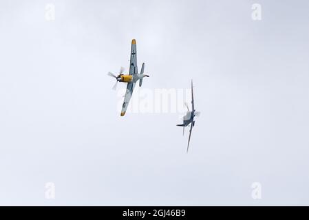 Ultimate Warbird Flights, The Buchon, Supermarine Spitfire, combat fictif, exposition, Bournemouth Air Show 2021, Royaume-Uni Banque D'Images