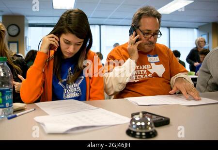 Austin, Texas, États-Unis. 23 novembre 2013. Des bénévoles de Battleground Texas et du Parti démocrate d'État dans une banque téléphonique le 23 novembre 2013, appellent des électeurs potentiels. Battleground Texas formé en 2013 tente de ''tourner le bleu du Texas'' pour la candidate du gouverneur du Texas Wendy Davis (non montrée) qui a gagné l'attention nationale cet été avec un obstruction parlementaire de 11 heures de la législation limitant l'accès à l'avortement. (Image de crédit : © Bob Daemmrich/ZUMA Press Wire) Banque D'Images