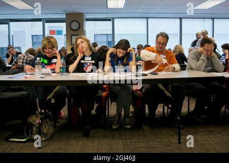 Austin, Texas, États-Unis. 23 novembre 2013. Des bénévoles de Battleground Texas et du Parti démocrate d'État dans une banque téléphonique le 23 novembre 2013, appellent des électeurs potentiels. Battleground Texas formé en 2013 tente de ''tourner le bleu du Texas'' pour la candidate du gouverneur du Texas Wendy Davis (non montrée) qui a gagné l'attention nationale cet été avec un obstruction parlementaire de 11 heures de la législation limitant l'accès à l'avortement. (Image de crédit : © Bob Daemmrich/ZUMA Press Wire) Banque D'Images