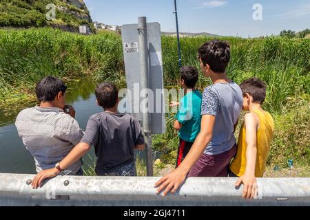 Personnes pêchant autour du ruisseau Sazlidere au point de passage du projet du canal d'Istanbul à Basaksehir, Istanbul, Turquie, le 2 juin 2018. Banque D'Images