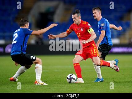 Gareth Bale (au centre), au pays de Galles, combat le ballon avec Marten Kuusk, en Estonie, lors du match de qualification de la coupe du monde de la FIFA 2022 au Cardiff City Stadium, au pays de Galles. Date de la photo: Mercredi 8 septembre 2021. Banque D'Images