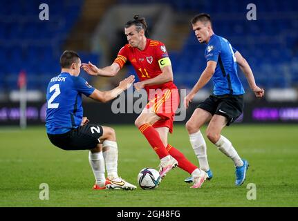 Gareth Bale (au centre), au pays de Galles, combat le ballon avec Marten Kuusk, en Estonie, lors du match de qualification de la coupe du monde de la FIFA 2022 au Cardiff City Stadium, au pays de Galles. Date de la photo: Mercredi 8 septembre 2021. Banque D'Images