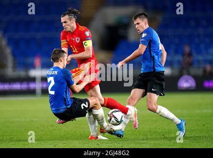 Gareth Bale (au centre), au pays de Galles, combat le ballon avec Marten Kuusk, en Estonie, lors du match de qualification de la coupe du monde de la FIFA 2022 au Cardiff City Stadium, au pays de Galles. Date de la photo: Mercredi 8 septembre 2021. Banque D'Images