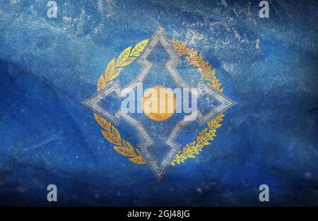 Minsk, Bélarus - mai 2021 : drapeau de l'Organisation du Traité de sécurité collective agitant sous le vent à la barre des drapeaux sur fond de ciel bleu. illustration 3d. Banque D'Images