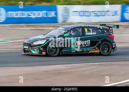 Sam Osborne dans une Ford Focus ST lors de l'événement BTCC à Thruxton en août 2021 Banque D'Images