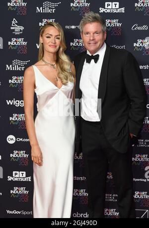 8 septembre 2021, Londres, Royaume-Uni Laura Woods et Mark Durden-Smith arrivent aux Sport Industry Awards, Battersea Evolution, Londres. Crédit : Doug Peters/EMPICS/Alamy Live News Banque D'Images