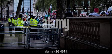 LONDRES, ROYAUME-UNI - 22 mai 2021 : la police du 10 Downing Street retient les manifestants anti-verrouillage Banque D'Images