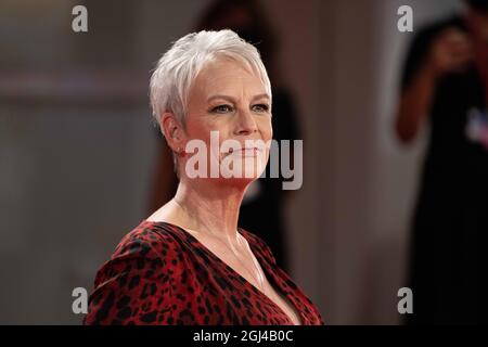 VENISE, ITALIE - SEPTEMBRE 08: Jamie Lee Curtis assiste au tapis rouge du film "Halloween Kills" lors du 78e Festival International du film de Venise le 08 septembre 2021 à Venise, Italie. Credit: Luigi de Pompeis / Alamy Live News Banque D'Images