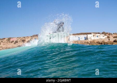 Surfeur se fait l'air au Maroc Banque D'Images