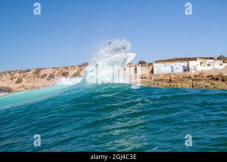 Surfeur se fait l'air au Maroc Banque D'Images