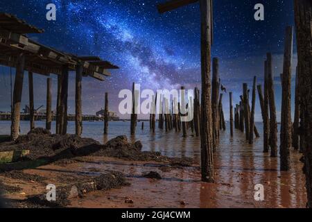 Le ciel de Stary est un chemin laiteux au-dessus d'un vieux quai délabré à Provincetown, Cape Cod, Massachusetts, la nuit. Banque D'Images