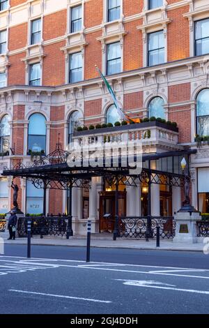 DUBLIN, IRLANDE - 03 mars 2021 : vue panoramique du bâtiment de l'hôtel Shelbourne à Dublin, Irlande, avec des murs orange Banque D'Images