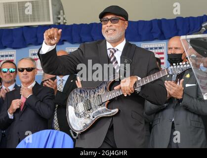 Cooperstown, États-Unis. 08 septembre 2021. Yankees Bernie Williams joue l'hymne national lors de la cérémonie d'initiation du Temple de la renommée du baseball 2021 pour les 2020 personnes intronisées à Cooperstown, New York, le mercredi 8 septembre 2021. Derek Jeter, Ted Simmons, Larry Walker et Marvin Miller, le leader syndical des joueurs, seront intronisés au HOF pendant l'événement. Photo de Pat Benic/UPI crédit: UPI/Alay Live News Banque D'Images