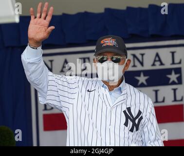 Cooperstown, États-Unis. 08 septembre 2021. La star Yankees HOF Reggie Jackson arrive pour la cérémonie d'initiation du Temple de la renommée du baseball 2021 pour les 2020 intronisés à Cooperstown, New York, le mercredi 8 septembre 2021. Derek Jeter, Ted Simmons, Larry Walker et Marvin Miller, le leader syndical des joueurs, seront intronisés au HOF pendant l'événement. Photo de Pat Benic/UPI crédit: UPI/Alay Live News Banque D'Images