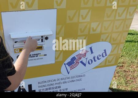 Électeur dans une boîte de vote locale pour le rappel des gouverneurs élection du gouverneur de Californie Gavin Newsom dans le comté d'Orange, Californie ; États-Unis Banque D'Images