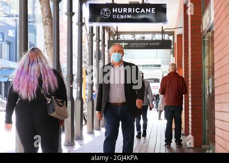 Wellington, Nouvelle-Zélande. 9 septembre 2021. Les piétons dans les masques faciaux marchent dans le centre-ville de Wellington après que les restrictions strictes de verrouillage de Covid-19 ont été levées dans certaines parties de la Nouvelle-Zélande. Auckland reste verrouillée, mais d'autres magasins peuvent rouvrir, même si les règles du masque ont été durcies et que les masques doivent désormais être portés dans les locaux de vente au détail et les lieux publics, par exemple. Crédit : Lynn grief/Alamy Live News Banque D'Images