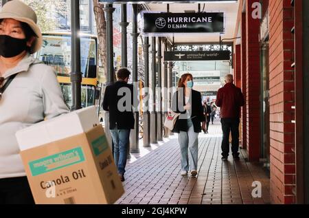 Wellington, Nouvelle-Zélande. 9 septembre 2021. Les femmes dans les masques faciaux marchent dans le centre-ville de Wellington après que les restrictions strictes de verrouillage de Covid-19 ont été levées dans certaines parties de la Nouvelle-Zélande. Auckland reste verrouillée, mais d'autres magasins peuvent rouvrir, même si les règles du masque ont été durcies et que les masques doivent désormais être portés dans les locaux de vente au détail et les lieux publics, par exemple. Crédit : Lynn grief/Alamy Live News Banque D'Images