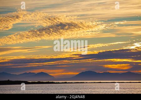 Une vue lointaine sur les montagnes de l'île de Vancouver, de l'autre côté du détroit de Georgia, depuis Steveston, en Colombie-Britannique, au Canada Banque D'Images