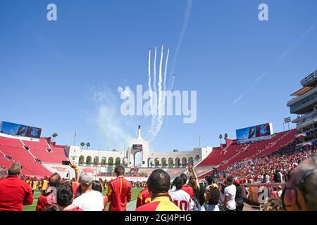 Les avions Daou Daou survolent le Los Angeles Memorial Coliseum avant un match de football NCAA entre les chevaux de Troie de la Californie du Sud et le San Jose S. Banque D'Images