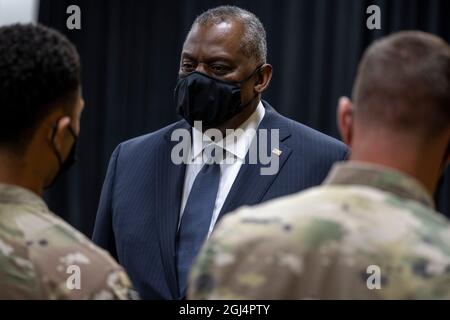Camp Arifjan, Koweït. 08 septembre 2021. Le secrétaire américain à la Défense, Lloyd Austin III, visite des Marines américaines affectées à la 24e unité expéditionnaire maritime au camp Arifjan le 8 septembre 2021 à Arifjan, au Koweït. Le 24e MEU a perdu 10 Marines et un Sailor lors de l'attentat terroriste à l'aéroport international Hamid Karzaï, en Afghanistan, lors de l'évacuation de Kaboul. Credit: Chad McNeeley/DOD/Alay Live News Banque D'Images