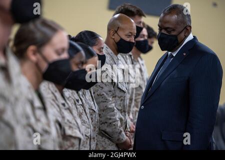 Camp Arifjan, Koweït. 08 septembre 2021. Le secrétaire américain à la Défense, Lloyd Austin III, visite des Marines américaines affectées à la 24e unité expéditionnaire maritime au camp Arifjan le 8 septembre 2021 à Arifjan, au Koweït. Le 24e MEU a perdu 10 Marines et un Sailor lors de l'attentat terroriste à l'aéroport international Hamid Karzaï, en Afghanistan, lors de l'évacuation de Kaboul. Credit: Chad McNeeley/DOD/Alay Live News Banque D'Images