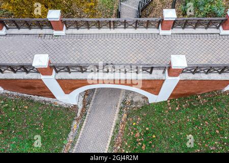 Passerelle voûtée en briques rouges dans le parc de Loshitsky, dans la ville de Minsk, Biélorussie. Vue aérienne Banque D'Images