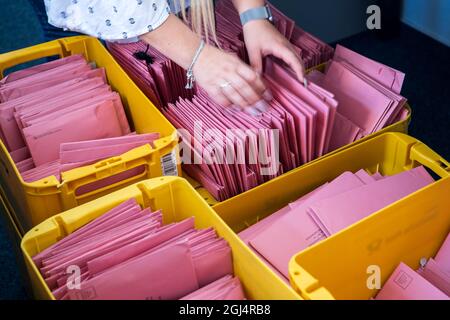 Delmenhorst, Allemagne. 08 septembre 2021. Les bulletins de vote reçus par les électeurs absents pour l'élection municipale sont triés au bureau du greffier. Credit: Sina Schuldt/dpa/Alay Live News Banque D'Images